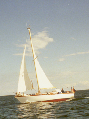 (Seitenansicht unter Segeln]